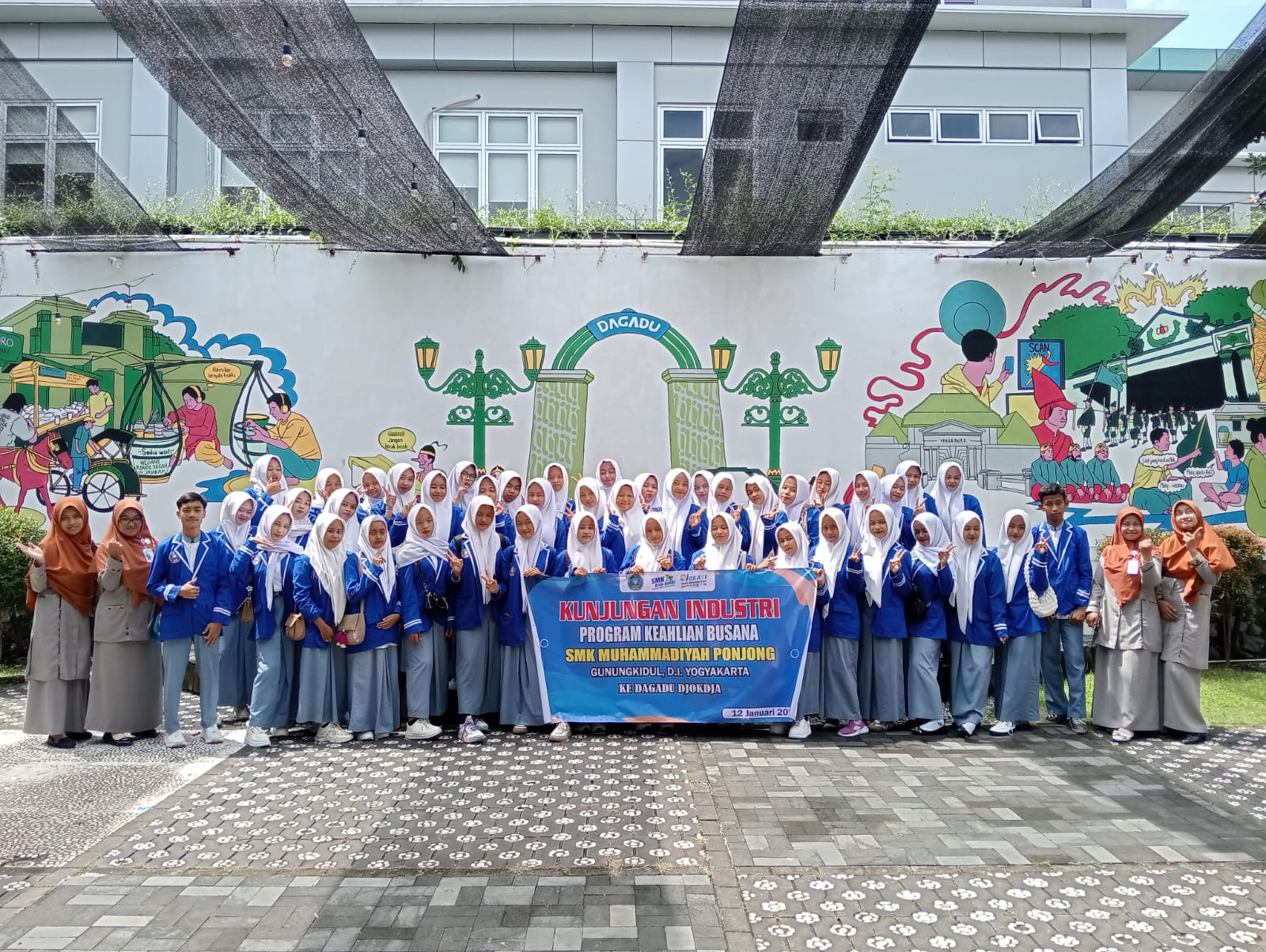 Kunjungan Industri Program Keahlian BusanaSMK Muhammadiyah Ponjong ke Dagadu Djokdja